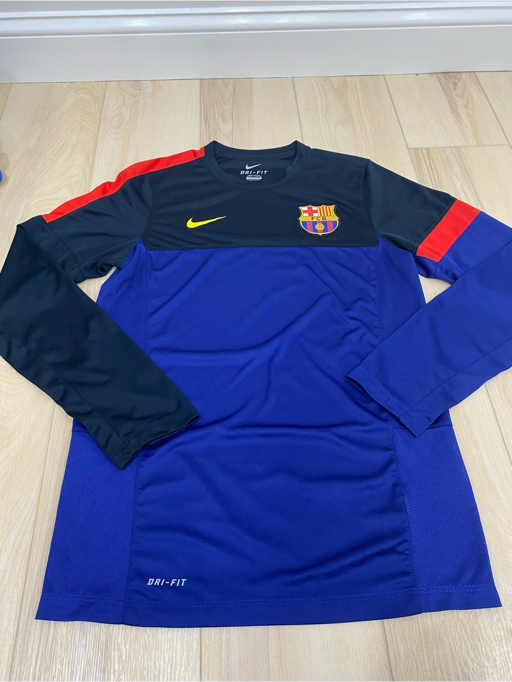 Men’s Nike Dri Fit Long Sleeve Barcelona Jersey Shirt Size Medium 477761-435